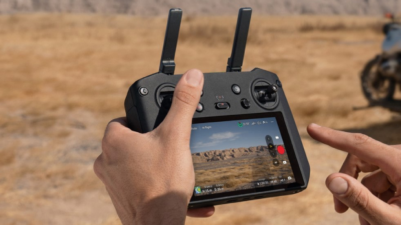 фото в процессе управления дроном