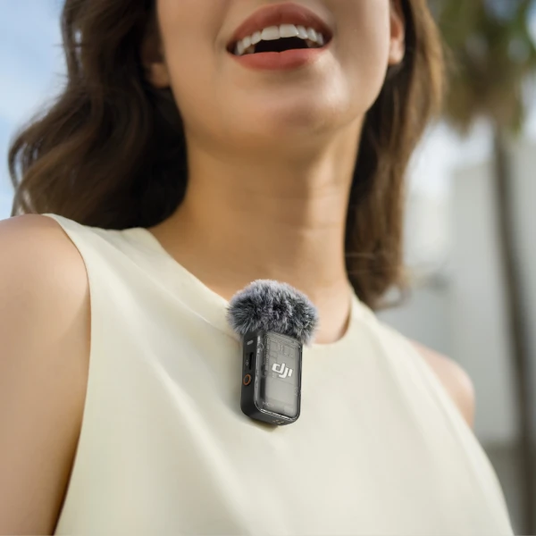 девушка с подвешенным DJI MIC 2