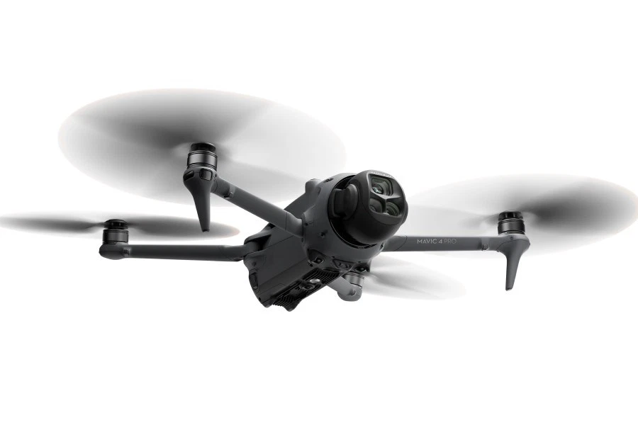 dji mavic 4 pro в полете